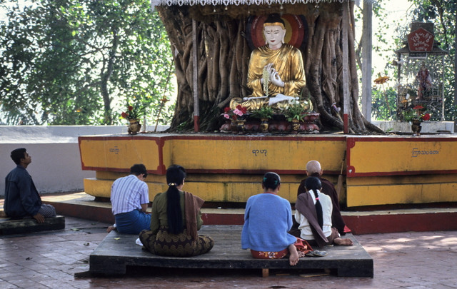 Những khung cảnh thú vị về đất nước Myanmar năm 1992 - Hình 3 Nhung khung canh thu vi ve dat nuoc Myanmar nam 1992-Hinh-3