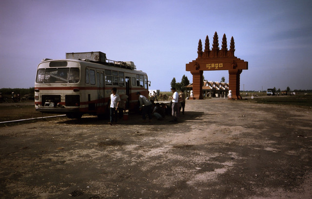 Loạt ảnh sinh động về đất nước Campuchia năm 1990 - Hình 10 Loat anh sinh dong ve dat nuoc Campuchia nam 1990-Hinh-10