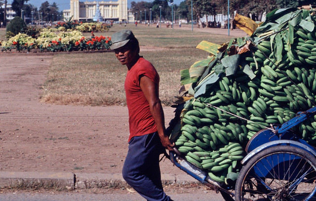 Loạt ảnh sinh động về đất nước Campuchia năm 1990 - Hình 5 Loat anh sinh dong ve dat nuoc Campuchia nam 1990-Hinh-5