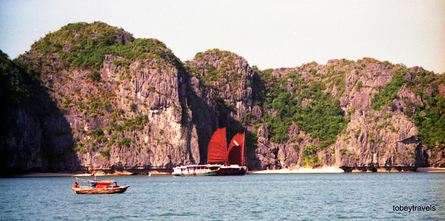 Hạ Long - Cát Bà thập niên 1990 cực mộc mạc qua loạt ảnh du khách ngoại Ha Long - Cat Ba thap nien 1990 cuc moc mac qua loat anh du khach ngoai