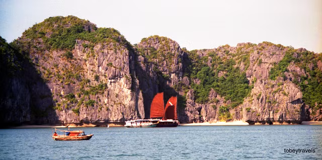 Ha Long - Cat Ba thap nien 1990 cuc moc mac qua loat anh du khach ngoai
