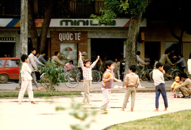 Trẻ em Hà Nội thời hậu bao cấp cực khó quên Tre em Ha Noi thoi hau bao cap cuc kho quen