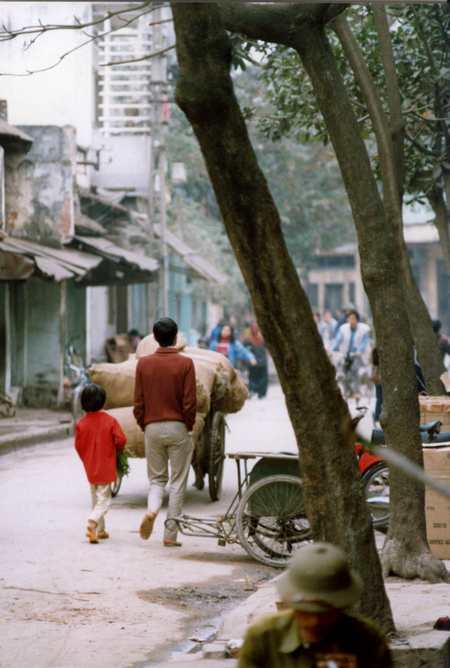 Trẻ em Hà Nội thời hậu bao cấp cực khó quên - Hình 4 Tre em Ha Noi thoi hau bao cap cuc kho quen-Hinh-4