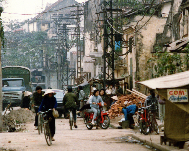 Giao thông Hà Nội năm 1990 cực trái ngược với thời nay (2) - Hình 11 Giao thong Ha Noi nam 1990 cuc trai nguoc voi thoi nay (2)-Hinh-11