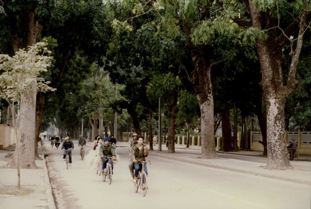 Giao thông Hà Nội năm 1990 cực trái ngược với thời nay (2) - Hình 5 Giao thong Ha Noi nam 1990 cuc trai nguoc voi thoi nay (2)-Hinh-5