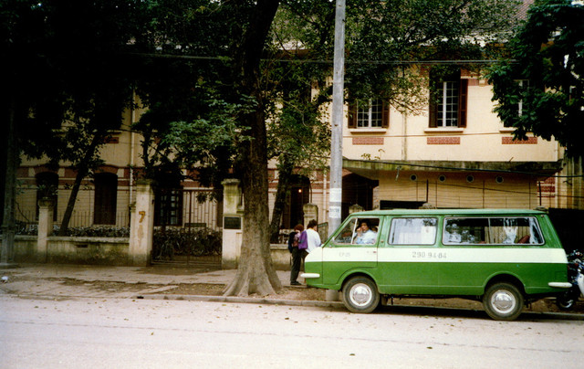 Giao thông Hà Nội năm 1990 cực trái ngược với thời nay (2) - Hình 3 Giao thong Ha Noi nam 1990 cuc trai nguoc voi thoi nay (2)-Hinh-3