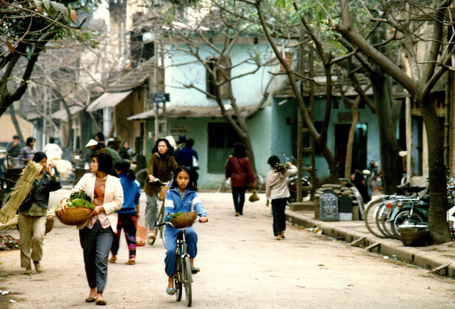 Giao thông Hà Nội năm 1990 cực trái ngược với thời nay (2) - Hình 9 Giao thong Ha Noi nam 1990 cuc trai nguoc voi thoi nay (2)-Hinh-9