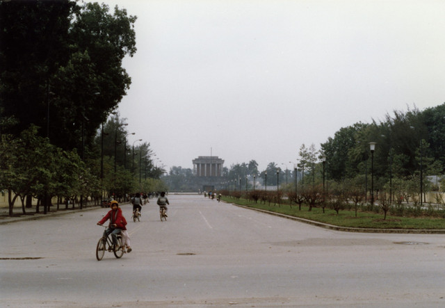 Giao thông Hà Nội năm 1990 cực trái ngược với thời nay (2) - Hình 2 Giao thong Ha Noi nam 1990 cuc trai nguoc voi thoi nay (2)-Hinh-2