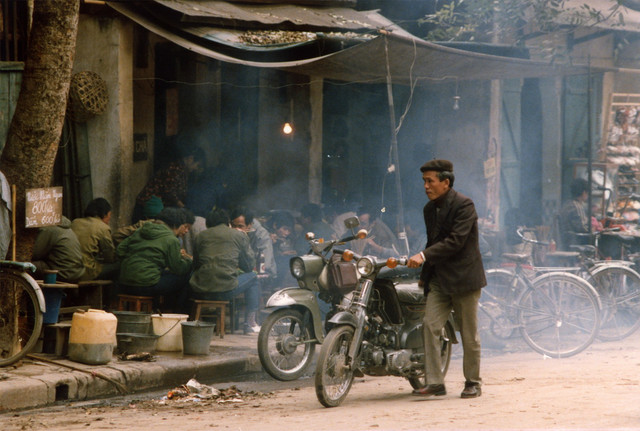 Giao thông Hà Nội năm 1990 cực trái ngược với thời nay (2) Giao thong Ha Noi nam 1990 cuc trai nguoc voi thoi nay (2)