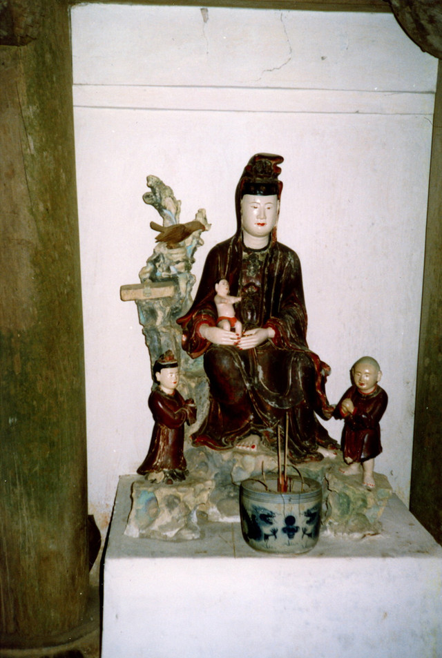 Bí ẩn những nơi thờ tự tâm linh của Hà Nội hơn 3 thập niên trước - Hình 8 Bi an nhung noi tho tu tam linh cua Ha Noi hon 3 thap nien truoc-Hinh-8