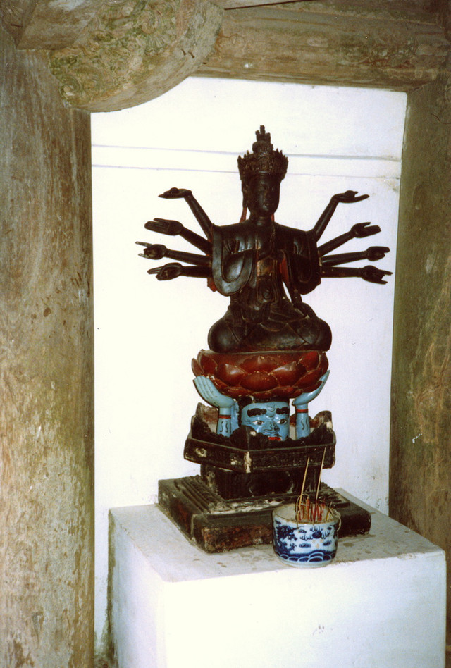 Bí ẩn những nơi thờ tự tâm linh của Hà Nội hơn 3 thập niên trước - Hình 9 Bi an nhung noi tho tu tam linh cua Ha Noi hon 3 thap nien truoc-Hinh-9