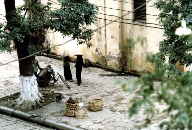 Loạt ảnh sinh động về cuộc mưu sinh trên hè phố Hà Nội năm 1990 - Hình 9 Loat anh sinh dong ve cuoc muu sinh tren he pho Ha Noi nam 1990-Hinh-9