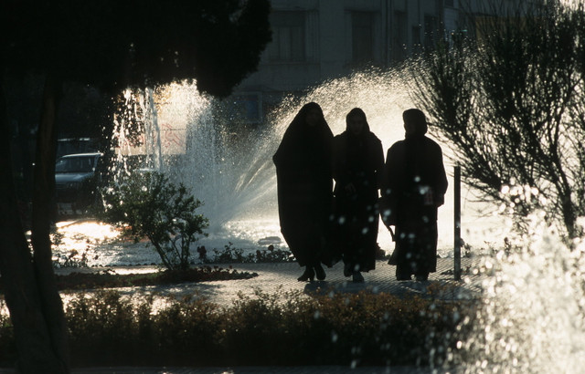 Loạt ảnh sinh động về cuộc sống muôn màu ở Iran năm 1996 - Hình 14 Loat anh sinh dong ve cuoc song muon mau o Iran nam 1996-Hinh-14