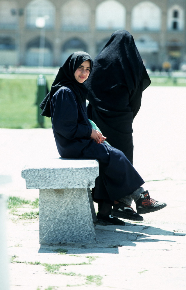 Loạt ảnh sinh động về cuộc sống muôn màu ở Iran năm 1996 - Hình 10 Loat anh sinh dong ve cuoc song muon mau o Iran nam 1996-Hinh-10