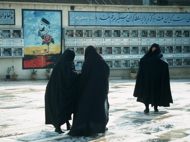 Loạt ảnh sinh động về cuộc sống muôn màu ở Iran năm 1996 - Hình 17 Loat anh sinh dong ve cuoc song muon mau o Iran nam 1996-Hinh-17