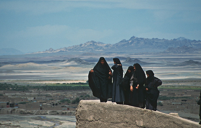 Loạt ảnh sinh động về cuộc sống muôn màu ở Iran năm 1996 - Hình 22 Loat anh sinh dong ve cuoc song muon mau o Iran nam 1996-Hinh-22