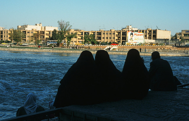 Loạt ảnh sinh động về cuộc sống muôn màu ở Iran năm 1996 - Hình 7 Loat anh sinh dong ve cuoc song muon mau o Iran nam 1996-Hinh-7