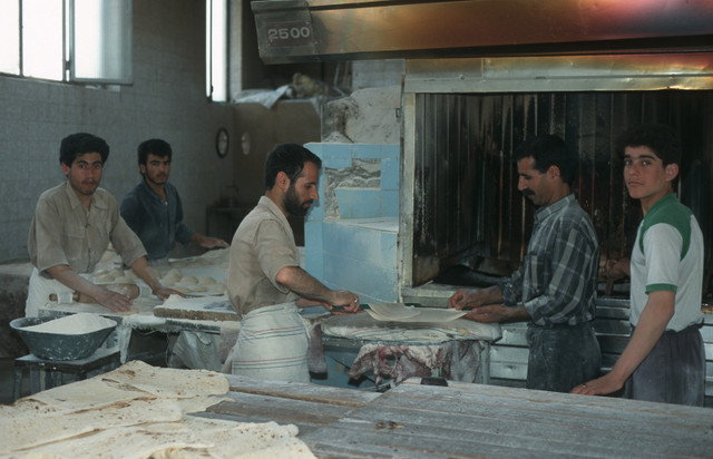 Loạt ảnh sinh động về cuộc sống muôn màu ở Iran năm 1996 - Hình 18 Loat anh sinh dong ve cuoc song muon mau o Iran nam 1996-Hinh-18