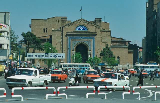 Loạt ảnh sinh động về cuộc sống muôn màu ở Iran năm 1996 - Hình 3 Loat anh sinh dong ve cuoc song muon mau o Iran nam 1996-Hinh-3