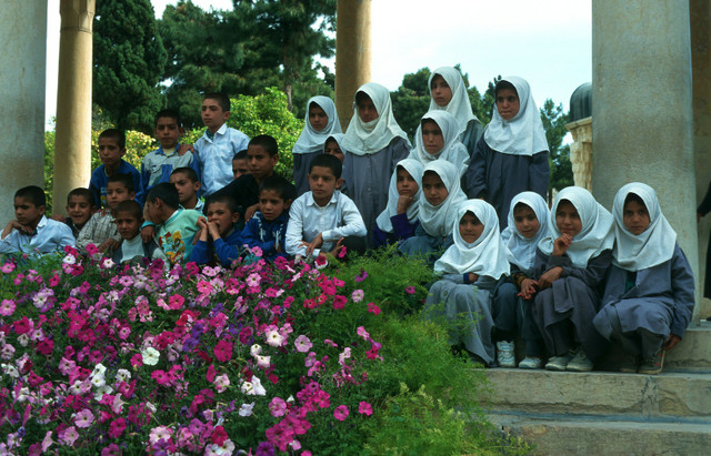 Loạt ảnh sinh động về cuộc sống muôn màu ở Iran năm 1996 - Hình 12 Loat anh sinh dong ve cuoc song muon mau o Iran nam 1996-Hinh-12