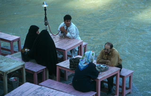 Loạt ảnh sinh động về cuộc sống muôn màu ở Iran năm 1996 - Hình 8 Loat anh sinh dong ve cuoc song muon mau o Iran nam 1996-Hinh-8