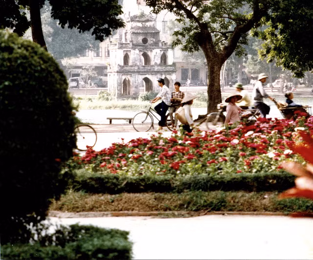Ho Hoan Kiem nam 1990 cuc moc mac qua loat anh hiem-Hinh-7