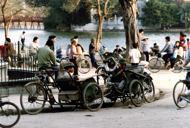 Hồ Hoàn Kiếm năm 1990 cực mộc mạc qua loạt ảnh quý Ho Hoan Kiem nam 1990 cuc moc mac qua loat anh quy
