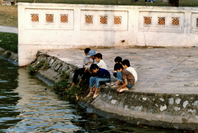 Hồ Hoàn Kiếm năm 1990 cực mộc mạc qua loạt ảnh quý - Hình 7 Ho Hoan Kiem nam 1990 cuc moc mac qua loat anh quy-Hinh-7