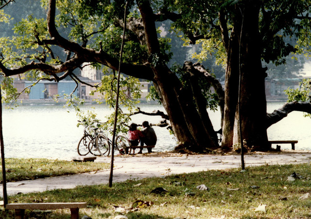 Hồ Hoàn Kiếm năm 1990 cực mộc mạc qua loạt ảnh hiếm - Hình 4 Ho Hoan Kiem nam 1990 cuc moc mac qua loat anh hiem-Hinh-4
