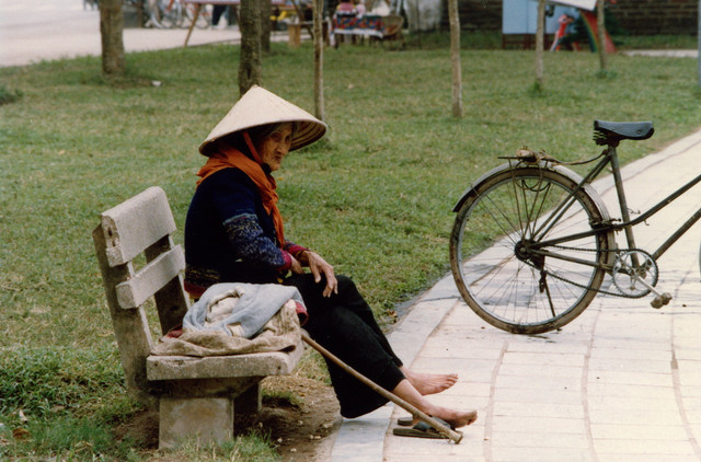 Hồ Hoàn Kiếm năm 1990 cực mộc mạc qua loạt ảnh quý - Hình 5 Ho Hoan Kiem nam 1990 cuc moc mac qua loat anh quy-Hinh-5