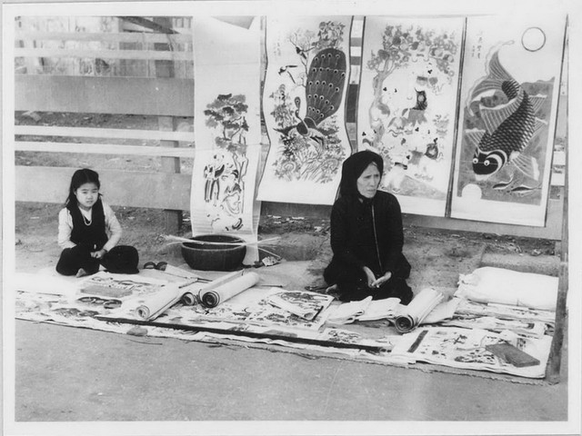 Bộ ảnh quý hiếm về chợ Tết Nguyên Đán Ất Mùi 1955 - Hình 2 Bo anh quy hiem ve cho Tet Nguyen Dan At Mui 1955-Hinh-2