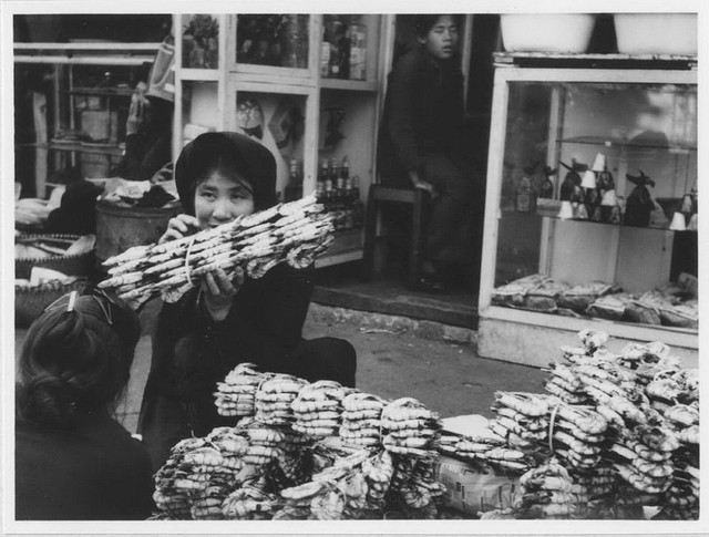 Bộ ảnh quý hiếm về chợ Tết Nguyên Đán Ất Mùi 1955 - Hình 9 Bo anh quy hiem ve cho Tet Nguyen Dan At Mui 1955-Hinh-9