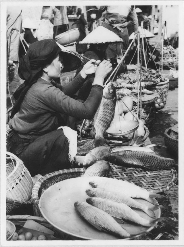 Bộ ảnh quý hiếm về chợ Tết Nguyên Đán Ất Mùi 1955 - Hình 7 Bo anh quy hiem ve cho Tet Nguyen Dan At Mui 1955-Hinh-7
