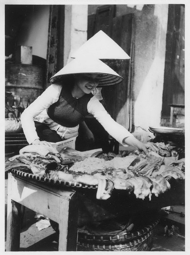Bộ ảnh quý hiếm về chợ Tết Nguyên Đán Ất Mùi 1955 - Hình 8 Bo anh quy hiem ve cho Tet Nguyen Dan At Mui 1955-Hinh-8