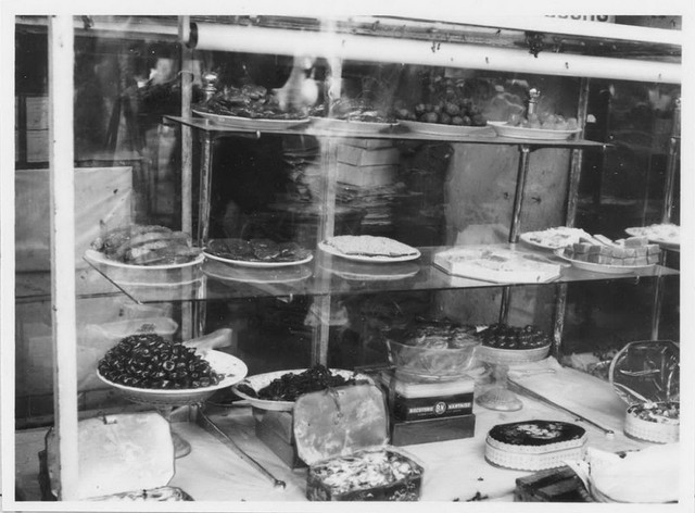 Bộ ảnh quý hiếm về chợ Tết Nguyên Đán Ất Mùi 1955 - Hình 4 Bo anh quy hiem ve cho Tet Nguyen Dan At Mui 1955-Hinh-4