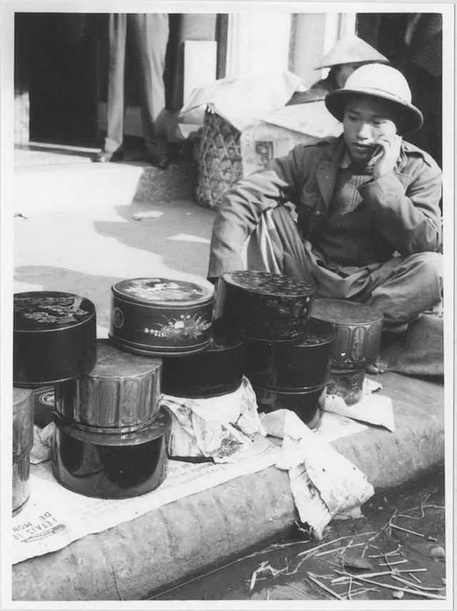 Bộ ảnh quý hiếm về chợ Tết Nguyên Đán Ất Mùi 1955 - Hình 10 Bo anh quy hiem ve cho Tet Nguyen Dan At Mui 1955-Hinh-10