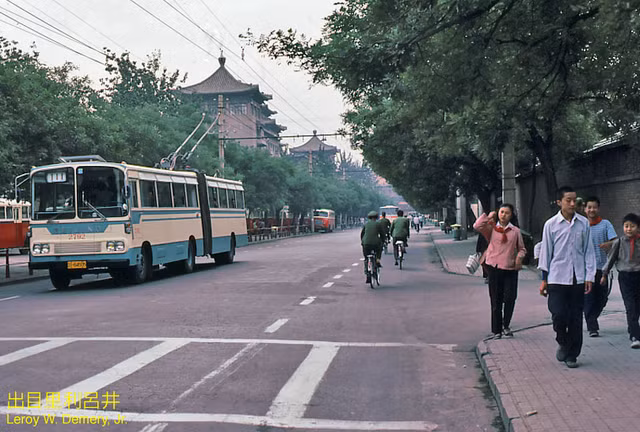 Ảnh thú vị về tiện giao thông độc đáo ở Bắc Kinh năm 1983 - Hình 6 Anh thu vi ve tien giao thong doc dao o Bac Kinh nam 1983-Hinh-6