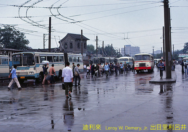 Ảnh thú vị về tiện giao thông độc đáo ở Bắc Kinh năm 1983 - Hình 2 Anh thu vi ve tien giao thong doc dao o Bac Kinh nam 1983-Hinh-2