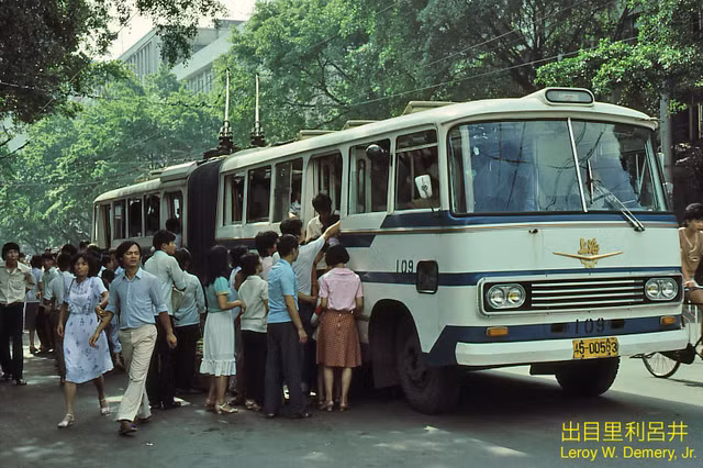 Thich thu voi loat anh sinh dong ve TP Quang Chau nam 1983-Hinh-5