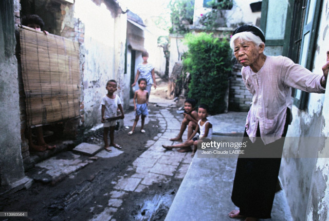 Người Hà Nội những năm 1994 qua loạt ảnh chân dung - Hình 5 Nguoi Ha Noi nhung nam 1994 qua loat anh chan dung-Hinh-5