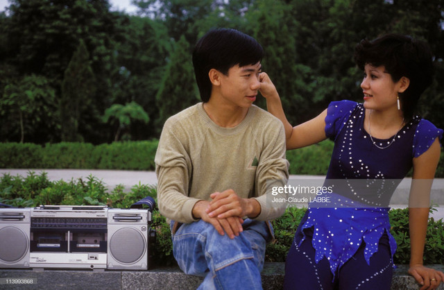 Người Hà Nội những năm 1994 qua loạt ảnh chân dung - Hình 3 Nguoi Ha Noi nhung nam 1994 qua loat anh chan dung-Hinh-3