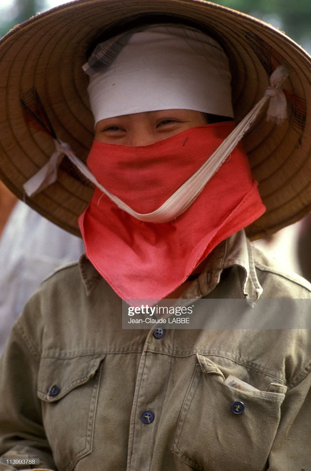 Người Hà Nội những năm 1994 qua loạt ảnh chân dung - Hình 8 Nguoi Ha Noi nhung nam 1994 qua loat anh chan dung-Hinh-8