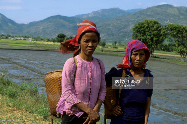 Viet Nam nam 1992 dan da qua ong kinh phong vien Duc-Hinh-4