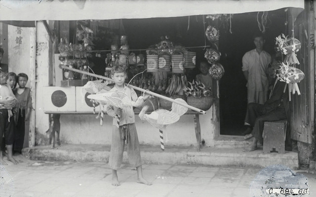 Tết Trung thu ở Hà Nội năm 1926 cực rực rỡ dù ảnh đen trắng - Hình 5 Tet Trung thu o Ha Noi nam 1926 cuc ruc ro du anh den trang-Hinh-5