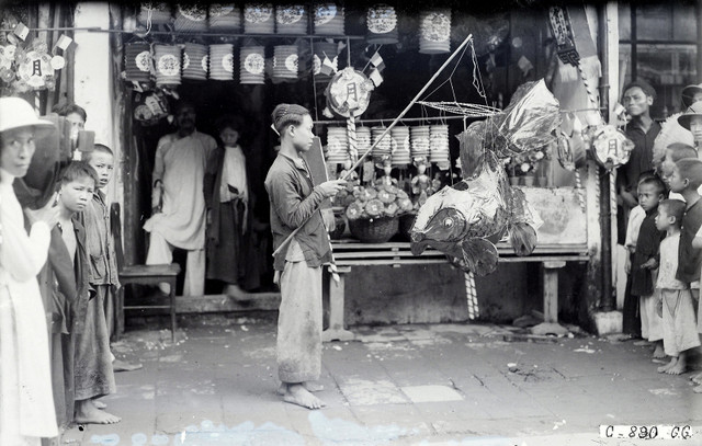 Tết Trung thu ở Hà Nội năm 1926 cực rực rỡ dù ảnh đen trắng - Hình 3 Tet Trung thu o Ha Noi nam 1926 cuc ruc ro du anh den trang-Hinh-3
