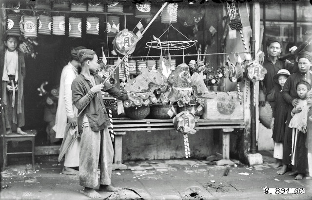Tết Trung thu ở Hà Nội năm 1926 cực rực rỡ dù ảnh đen trắng - Hình 4 Tet Trung thu o Ha Noi nam 1926 cuc ruc ro du anh den trang-Hinh-4