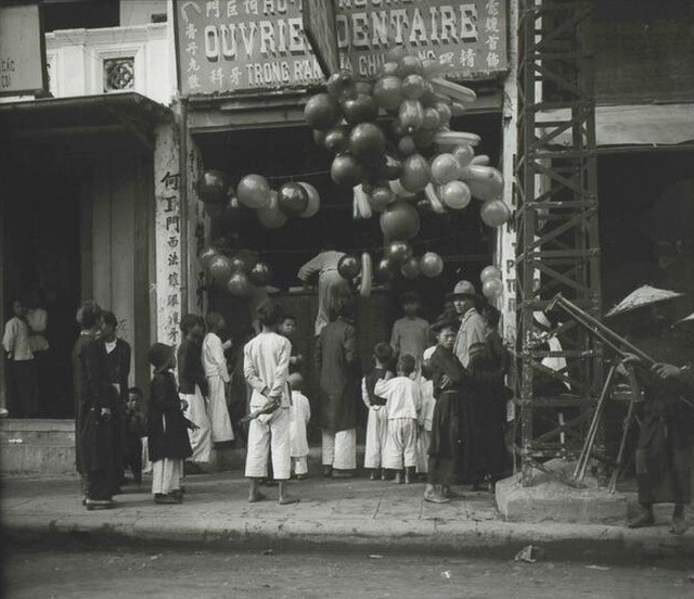 Không khí Tết Hà Nội năm 1928 qua ống kính người Pháp - Hình 2 Khong khi Tet Ha Noi nam 1928 qua ong kinh nguoi Phap-Hinh-2