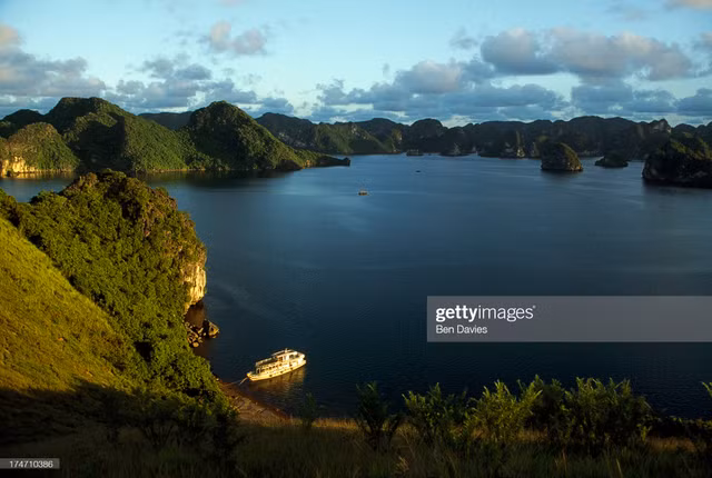 Phong canh Viet Nam nam 1998 qua ong kinh nguoi Tay-Hinh-2