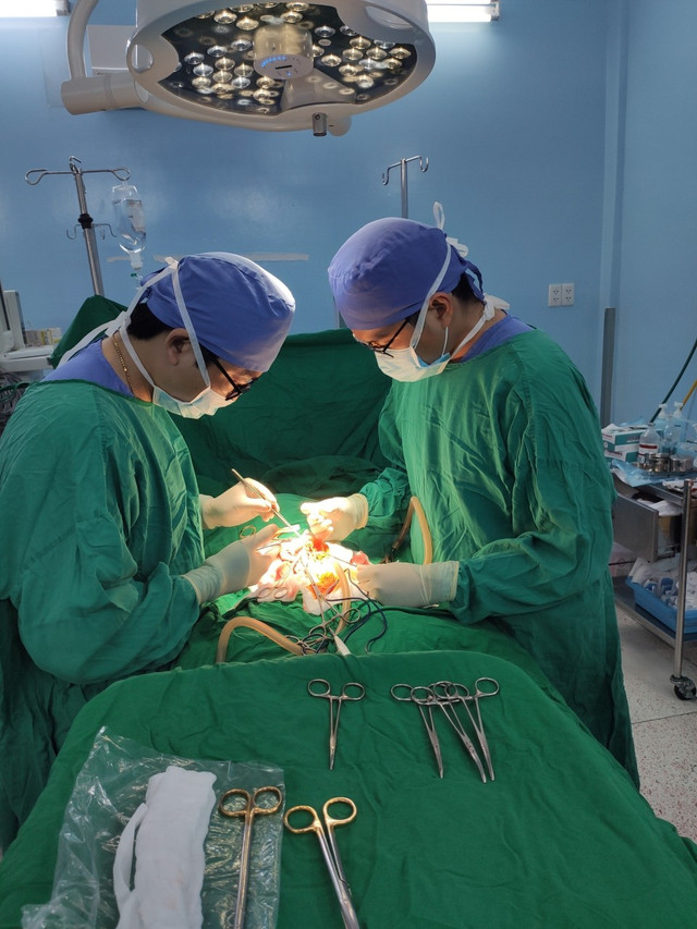 Xe tải đứt phanh, thủy tinh văng khắp nơi, găm vào bụng em bé 4 tuổi Xe tai dut phanh, thuy tinh vang khap noi, gam vao bung em be 4 tuoi