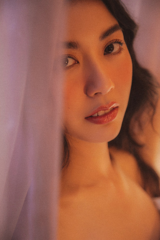 Loạt ảnh mặc nội y khó rời mắt của Á hậu Thúy Vân Loat anh mac noi y kho roi mat cua A hau Thuy Van